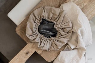 L'accessoire indispensable pour les routines cheveux : le bonnet de soin capillaire